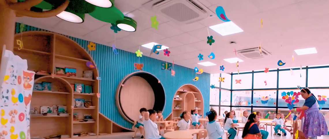 Early Years colourful classroom featuring students and a teacher from Pingo de Gente e Laviniense